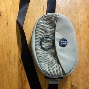 Brand new without tags lu lu lemon “take it on” belt bag